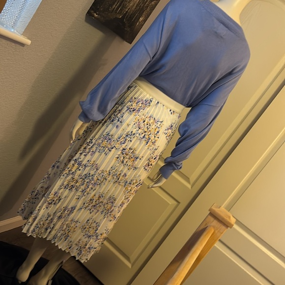 GAP English Manor V-Neck Knit - Picture 9 of 16